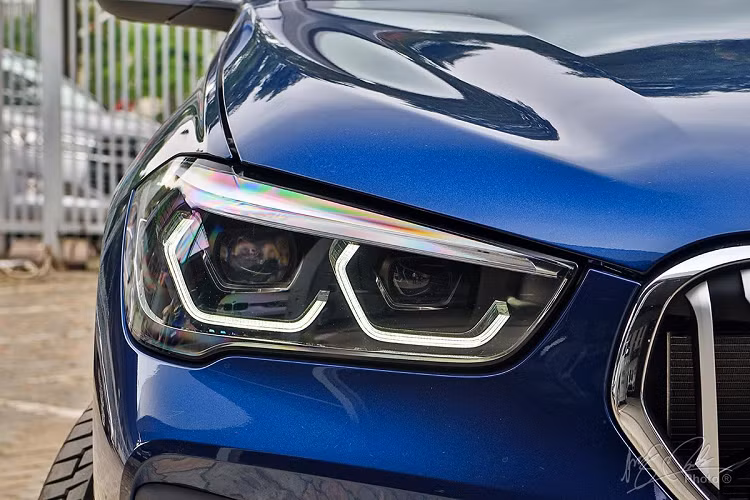 Cụm đèn pha Full LED cũng được tinh chỉnh lại giao diện để mang đến cái nhìn hiện đại, trong đó dải LED chiếu sáng ngày được làm dứt đoạn thay cho dạng vòng tròn càng tạo ấn tượng mạnh cho người xem. Phần cản trước giờ đây tạo cảm giác mạnh mẽ hơn với các chi tiết tạo hình gân guốc cùng hốc gió lớn hơn. Ở phiên bản mới X1 2020, đèn sương mù đã bị cắt bỏ.