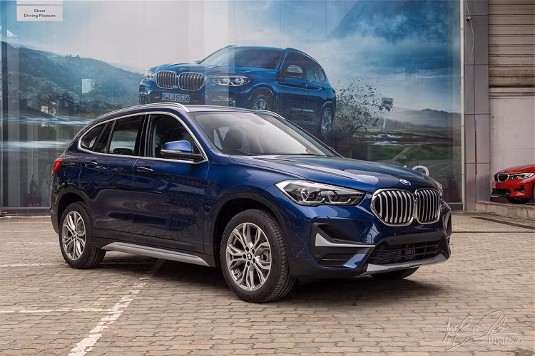 Như vậy sau gần 1 năm được giới thiệu ra thị trường toàn cầu vào tháng 5/2019, BMW X1 2020 mới cuối cùng cũng đã chính thức cập bến thị trường Việt Nam. Mẫu xe X1 2020 được Thaco giới thiệu lần này là phiên bản nâng cấp giữa chu kỳ thế hệ thứ 2 của dòng xe đa dụng hạng sang cỡ nhỏ X-Series mà BMW từng phát triển. Tại Việt Nam, mẫu xe mới BMW X1 2020 vẫn sẽ chỉ có duy nhất một phiên bản sDrive18i xLine.