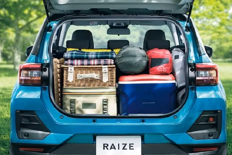 Toyota Raize hoàn toàn mới được xây dựng dựa trên nền tảng DNGA của Daihatsu, về cơ bản nó cũng khá giống với nền tảng TNGA do Toyota nghiên cứu và chế tạo. Do đó, Toyota Raize 2020 sẽ có kích thước nhỏ hơn đôi chút so với mẫu C-HR với chiều dài chỉ 3.950 mm, chiều rộng 1.695 mm và chiều cao 1.620 mm.