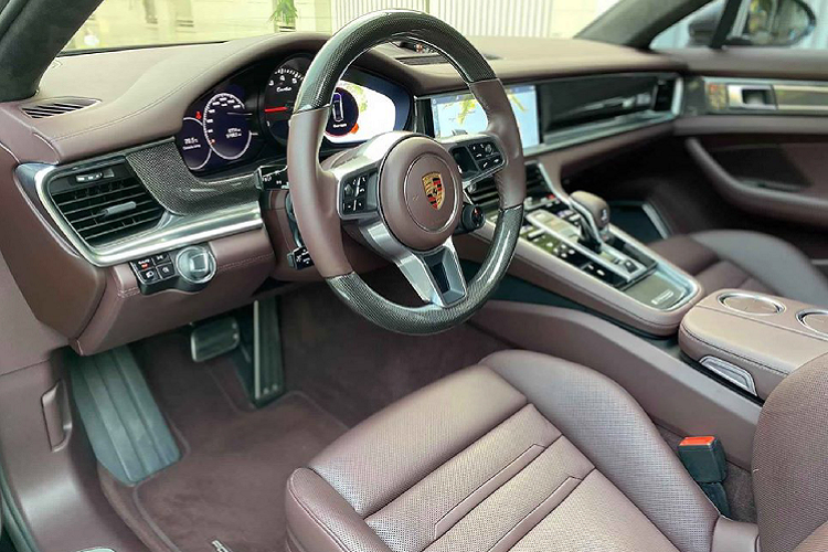 Ở phiên bản Turbo, Porsche Panamera sử dụng động cơ Xăng V8 dung tích 4.0L tăng áp kép (twin-turbocharged) cho công suất tối đa 550 mã lực và mô-men xoắn cực đại 768Nm. Sức mạnh được truyền xuống bốn bánh (AWD) thông qua hộp số tự động ly hợp kép 8 cấp (8-Speed DCT).