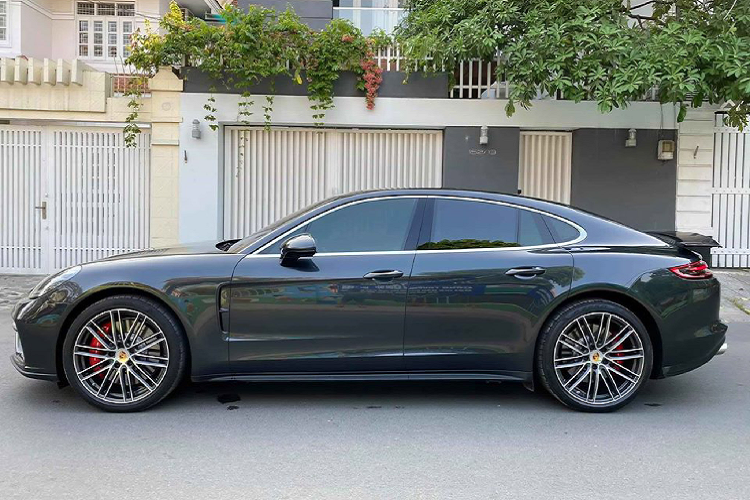 Porsche Panamera đời 2017 này thuộc thế hệ mới Panamera thứ 2, so với thế hệ đầu tiên xe có kích thước dài hơn 35 mm, rộng và cao hơn 5 mm. So với phiên bản cũ, bên cạnh chiều dài trục cơ sở cũng được mở rộng thêm 30mm.