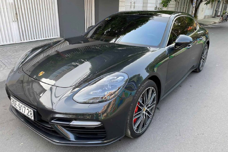 Hiện tại, xe còn được bảo hành chính hãng lên đến 4 năm, đặc biệt đây là chiếc Porsche Panamera Turbo 2017 mới đầu tiên lên sàn xe cũ tại Việt Nam. Tại thời điểm được ra mắt, Porsche Panamera phiên bản Turbo đời có mức giá khởi điểm 10,6 tỷ đồng, mức giá này chưa kèm một số tùy chọn đi kèm vốn rất đắt đỏ của Porsche vốn chỉ dành cho những tay chơi thứ thiệt.