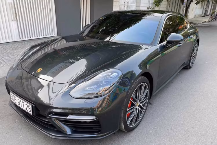 Hiện tại, xe còn được bảo hành chính hãng lên đến 4 năm, đặc biệt đây là chiếc Porsche Panamera Turbo 2017 mới đầu tiên lên sàn xe cũ tại Việt Nam. Tại thời điểm được ra mắt, Porsche Panamera phiên bản Turbo đời có mức giá khởi điểm 10,6 tỷ đồng, mức giá này chưa kèm một số tùy chọn đi kèm vốn rất đắt đỏ của Porsche vốn chỉ dành cho những tay chơi thứ thiệt.