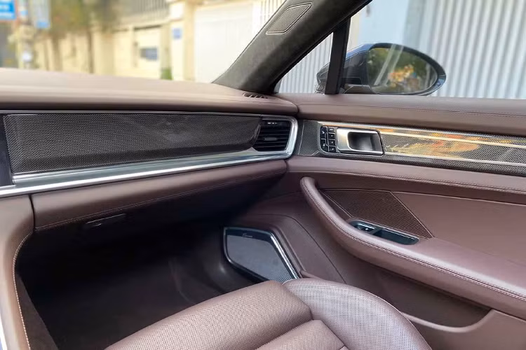 Nhờ đó, Panamera Turbo có khả năng tăng tốc 0-100km/h chỉ trong 3,8 giây, trước khi đạt vận tốc tối đa 306 km/h. Theo công bố từ nhà sản xuất, xe mức tiêu thụ nhiên liệu 9,4 – 9,3 lít/100 km.