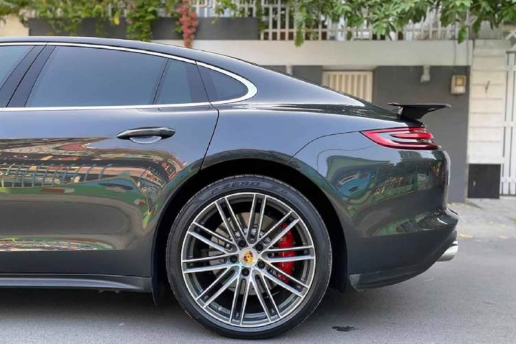 Nội thất Porsche Panamera được thiết kế cân bằng giữa hai yếu tố: Sang trọng thoải mái và Thể thao với 4 chỗ ngồi. Cabin của Panamera Turbo có thể làm người xem không khỏi choáng ngợp với thiết kế sang trọng và vật liệu cao cấp, tất cả bảng điều khiển ở cả hàng ghế trước và sau đều là loại cảm ứng.