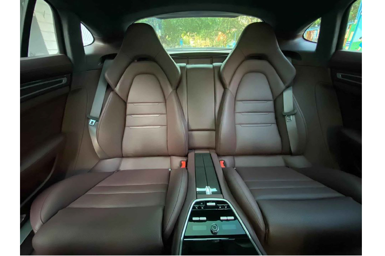 Hiệu suất của Panamera Turbo tương đương với các mẫu sedan khác trên thị trường như: Audi RS7, Mercedes-AMG GT 4-Door,... Chiếc “911 4 cửa” này còn được trang bị nhiều hệ thống cao cấp khác như đánh lái trục sau, kiểm soát độ lắc chủ động và hệ thống treo khí nén ba buồng tiên tiến.