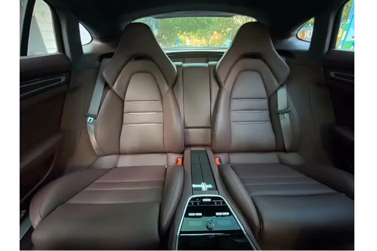 Hiệu suất của Panamera Turbo tương đương với các mẫu sedan khác trên thị trường như: Audi RS7, Mercedes-AMG GT 4-Door,... Chiếc “911 4 cửa” này còn được trang bị nhiều hệ thống cao cấp khác như đánh lái trục sau, kiểm soát độ lắc chủ động và hệ thống treo khí nén ba buồng tiên tiến.