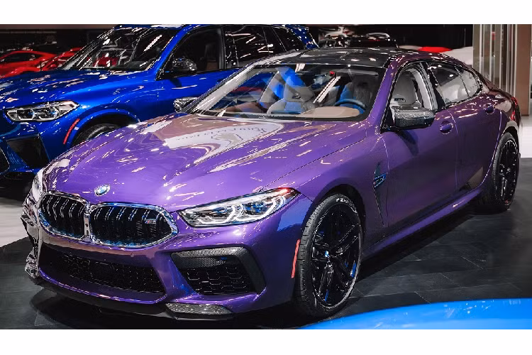 Trong nhiều năm qua, BMW cũng đã giới thiệu một loạt các sắc thái tím khác nhau tuy nhiên, Twilight Purple có lẽ là phối màu để lại ấn tượng mạnh mẽ nhất nhờ độ bóng bẩy ngay từ cái nhìn đầu tiên. Lớp sơn này đã xuất hiện lấp lánh tuyệt đẹp dưới ánh đèn trên mẫu xe BMW M8 Gran Coupe tại Montreal và chắc chắn sẽ còn tuyệt vời hơn nữa dưới ánh sáng ban ngày.