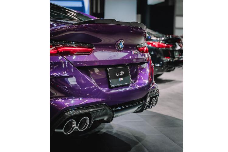 Về giá xe BMW M8 Gran Coupe, tuy chưa được công bố nhưng đây dự kiến sẽ là 1 con số không hề rẻ cho mẫu M8 Gran Coupe trong màu sơn Twilight Purple. Để tham khảo, 7 tùy chọn màu Cá nhân hóa trên M8 Grand Coupe tại thị trường Canada có giá dao động từ 2.000 đến 3.900 đô la Canada (35 tới 68 triệu VNĐ). Các màu sắc đặc biệt còn dự kiến xuất hiện với mức giá cao hơn.