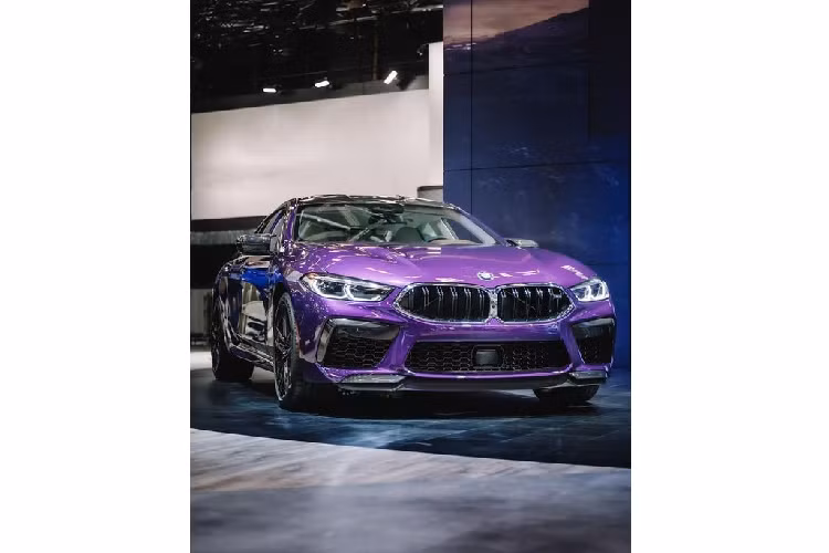 Mặc dù không phải biến thể hiệu năng cao nhất - BMW M8 Competition Gran Coupe (khi không xuất hiện cùng huy hiệu Competition cũng như các nẹp trang trí mạ crom tối), chiếc xe thể thao 4 cửa này vẫn hiên ngang, tự tin với một loạt các trang bị đến từ bộ phận M Performance.
