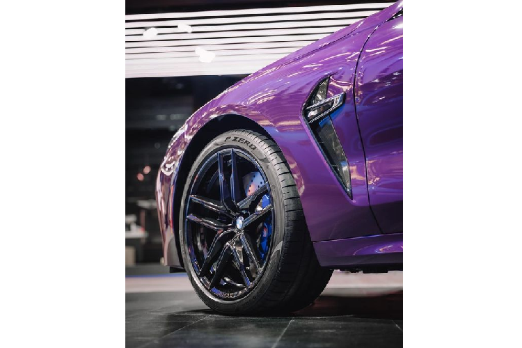 Danh sách độ xe BMW M8 Gran Coupe này bao gồm các chi tiết từ sợi carbon như một bộ chia trước, các khe hút gió trước, ốp gương, nóc xe, bộ khuếch tán phía sau và cánh lướt gió sắc nét đặt tại đuôi xe.