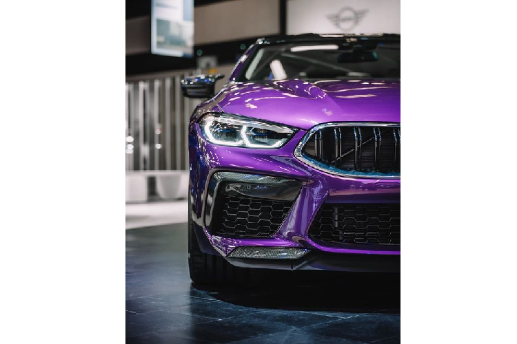 Về động cơ, cung cấp sức mạnh cho cả 2 mẫu BMW M8 Gran Coupe và M8 Competition Gran Coupe là khối máy V8 4,4 lít tăng áp kép, sản sinh công suất lần lượt là 592 mã lực - 750 Nm và 616 mã lực - 750 Nm trên biến thể Competition.