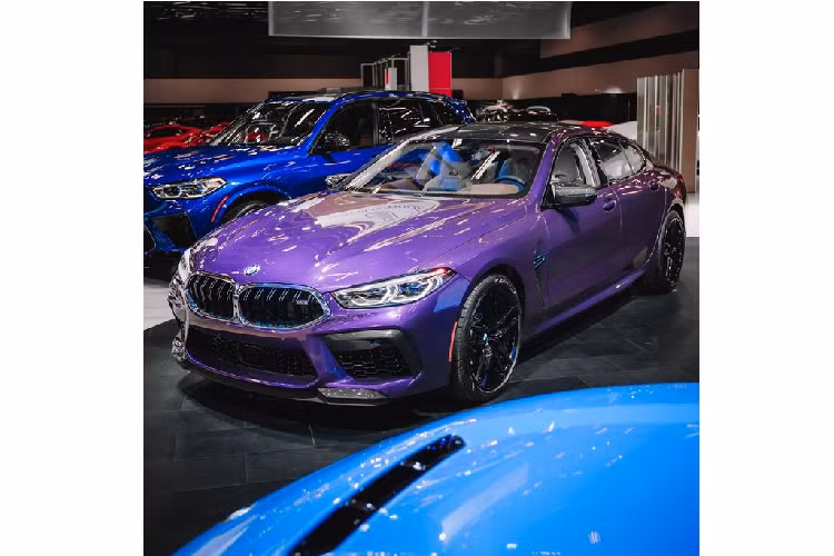 Về khả năng tăng tốc, M8 Gran Coupe có thể bứt tốc lên tới 100 km/h từ vạch xuất phát chỉ trong 3,3 giây trong khi con số này với M8 Competition Gran Coupe là 3,2 giây