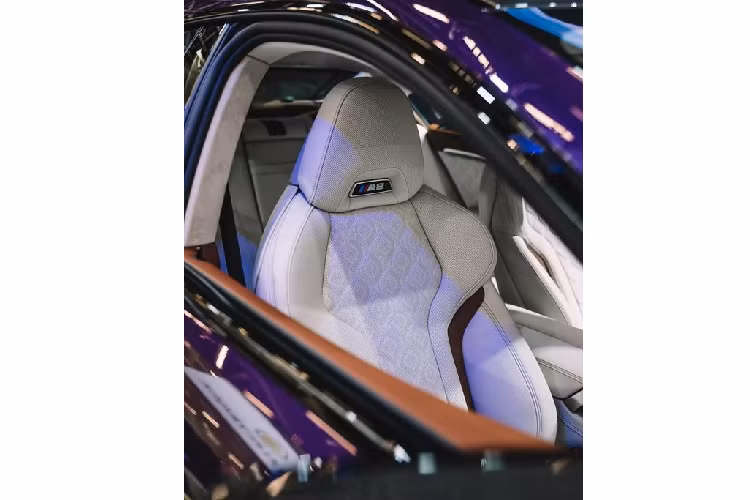 Cả hai model đều sử dụng hộp số M Steptronic 8 cấp, truyền sức mạnh xuống cả 4 bánh xe.