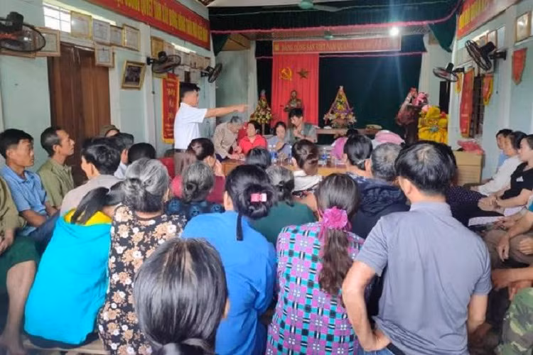 Khong duoc nhan qua cua ca si Thuy Tien, danh truong thon nhap vien