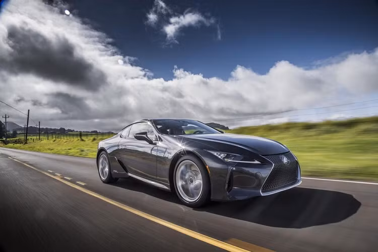 Nhờ các cải tiến ở hệ thống treo mà Lexus LC Coupe 2021 được đánh giá có khả năng bám đường tốt hơn. Hệ thống kiểm soát độ ổn định của xe cũng được bổ sung thêm tính năng hỗ trợ vào cua chủ động, có vai trò hãm lại bánh xe bên cua nhằm giúp xe vào cua mượt và hiệu quả hơn.