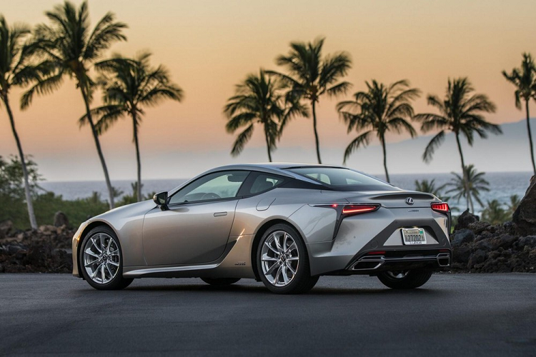 Trong khi đó phiên bản thân thiện hơn với môi trường là Lexus LC 500h trang bị động cơ V6 3.5L đi kèm 2 mô-tơ điện, hộp số tự động 4 cấp và pin Li-ion, sản sinh công suất 354 mã lực. Giá xe Lexus LC Coupe 2021 sẽ chính thức ccoong bố và bán ra thị trường trong mùa hè năm nay.