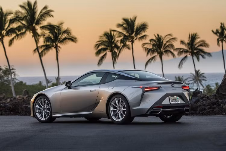 Trong khi đó phiên bản thân thiện hơn với môi trường là Lexus LC 500h trang bị động cơ V6 3.5L đi kèm 2 mô-tơ điện, hộp số tự động 4 cấp và pin Li-ion, sản sinh công suất 354 mã lực. Giá xe Lexus LC Coupe 2021 sẽ chính thức ccoong bố và bán ra thị trường trong mùa hè năm nay.