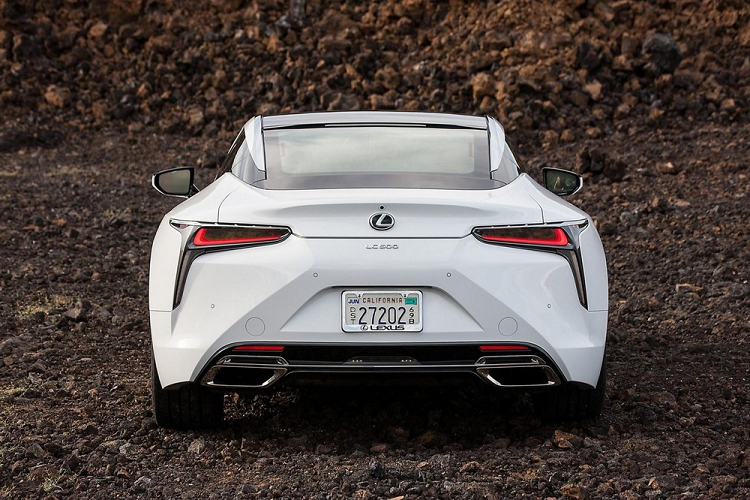 Thay đổi lớn nhất của xe phải kể đến cân nặng khi Lexus LC Coupe 2021 có trọng lượng nhẹ hơn 10kg so với phiên bản cũ. Ngoài ra, hệ thống treo phiên bản mới của LC Coupe cũng được nâng cấp với thanh giằng cân bằng mới, nhiều phụ kiện bằng nhôm, lò xo giảm chấn cường lực và cầu sau trọng lượng nhẹ.