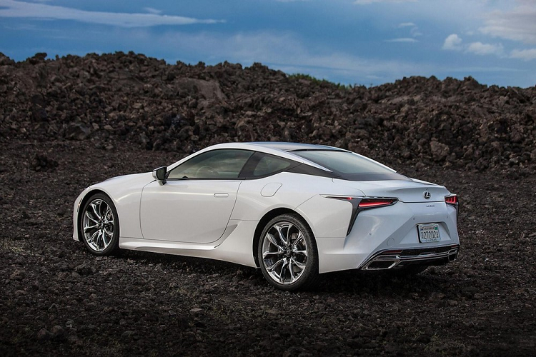 Bên trong khoang lái chiếc xe sang thể thao Lexus LC Coupe 2021 là hệ thống thông tin giải trí đi kèm màn hình 10.3 inch hỗ trợ Apple CarPlay và Android Auto. Chất liệu bọc nội thất cũng được nâng cấp, bỏ đi tùy chọn da màu trắng và thay thế với tùy chọn màu đỏ Flare Red.