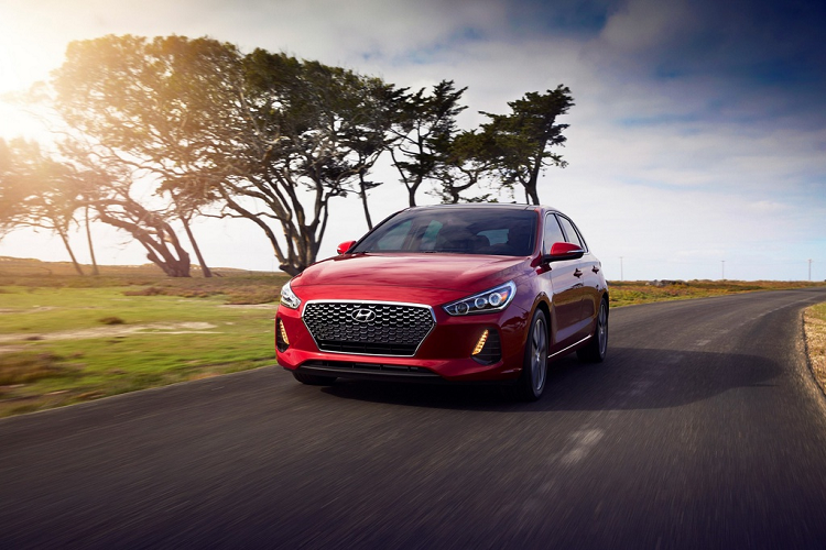 Tại Việt Nam, Hyundai Elantra có tổng cộng 4 phiên bản bao gồm 1.6 MT, 1.6 AT, 2.0 AT và 1.6 Sport. Giá bán khởi điểm của Elantra là 550 triệu đồng (1.6 MT) và cao nhất là 769 triệu đồng (1.6 Sport).