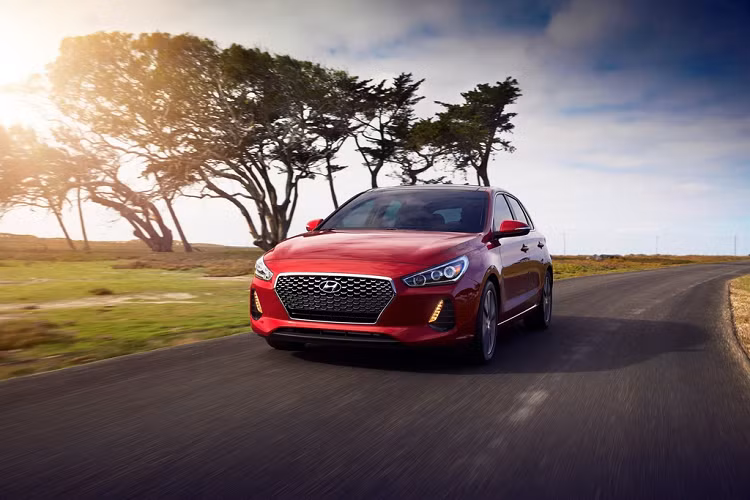 Tại Việt Nam, Hyundai Elantra có tổng cộng 4 phiên bản bao gồm 1.6 MT, 1.6 AT, 2.0 AT và 1.6 Sport. Giá bán khởi điểm của Elantra là 550 triệu đồng (1.6 MT) và cao nhất là 769 triệu đồng (1.6 Sport).