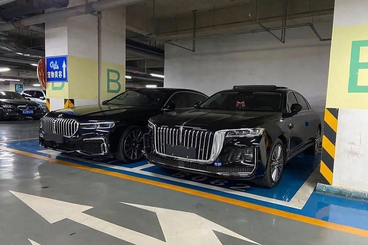 Tuy nhiên, khi BMW 7-Series thế hệ mới nhất ra mắt với lưới tản nhiệt cỡ lớn đã có nhiều ý kiến trái chiều xảy ra, không ít người cảm thấy tấm lưới khổng lồ khiến chiếc sedan hạng sang trông "kém duyên" hơn.