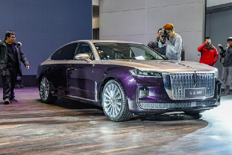 Thế nhưng khi đặt cạnh xe sang Hồng Kỳ H9 thì lưới tản nhiệt của 7-Series trông lại tương đối nhỏ. Có xuất xứ từ Trung Quốc, H9 cũng là một chiếc sedan hạng sang sở hữu lưới tản nhiệt cực lớn nhưng khá phù hợp với tổng thể đầy phong cách của H9.