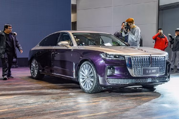 Thế nhưng khi đặt cạnh xe sang Hồng Kỳ H9 thì lưới tản nhiệt của 7-Series trông lại tương đối nhỏ. Có xuất xứ từ Trung Quốc, H9 cũng là một chiếc sedan hạng sang sở hữu lưới tản nhiệt cực lớn nhưng khá phù hợp với tổng thể đầy phong cách của H9.