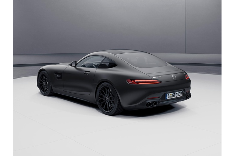 Trang bị tiêu chuẩn trên Mercedes-AMG GT 2021 gồm hệ thống treo AMG Ride Control với điều chỉnh giảm chấn chủ động, khóa vi sai điện tử trục sau, phanh composite hiệu suất cao cùng cùm phanh màu đỏ.