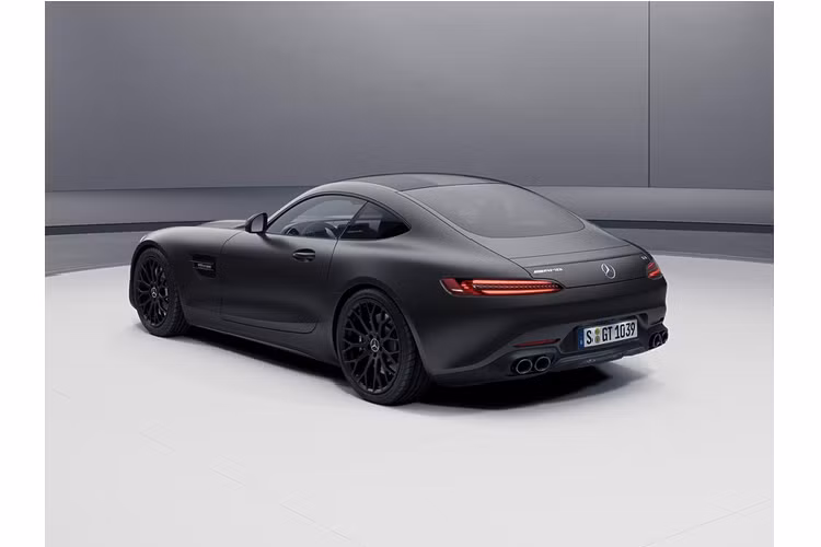 Trang bị tiêu chuẩn trên Mercedes-AMG GT 2021 gồm hệ thống treo AMG Ride Control với điều chỉnh giảm chấn chủ động, khóa vi sai điện tử trục sau, phanh composite hiệu suất cao cùng cùm phanh màu đỏ.