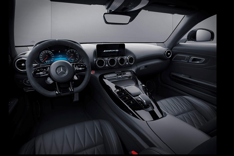 Được biết, công suất của động cơ trên Mercedes-AMG GT Coupe và Roadster 2021 vẫn thấp hơn chiếc Mercedes-AMG GT R (577 mã lực), như vậy khoảng cách về công suất giữa các dòng xe này đã được thu hẹp đáng kể.