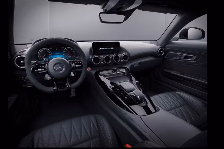 Được biết, công suất của động cơ trên Mercedes-AMG GT Coupe và Roadster 2021 vẫn thấp hơn chiếc Mercedes-AMG GT R (577 mã lực), như vậy khoảng cách về công suất giữa các dòng xe này đã được thu hẹp đáng kể.