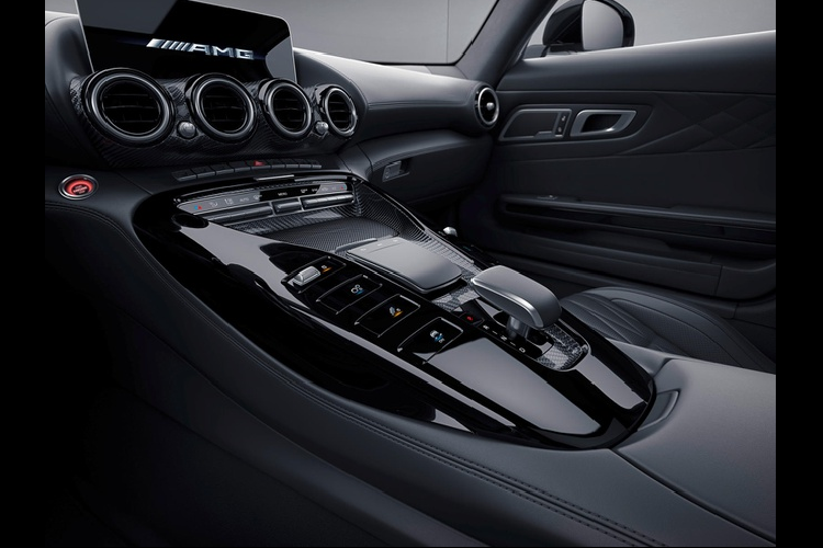 Cụ thể, động cơ tăng áp kép V8 4.0L trên Mercedes-AMG GT Coupe và Roadster 2021 sẽ sản sinh công suất 530 mã lực, tăng 54 mã lực so với người tiền nhiệm.