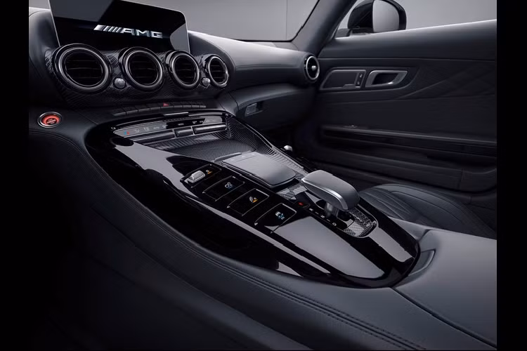 Cụ thể, động cơ tăng áp kép V8 4.0L trên Mercedes-AMG GT Coupe và Roadster 2021 sẽ sản sinh công suất 530 mã lực, tăng 54 mã lực so với người tiền nhiệm.