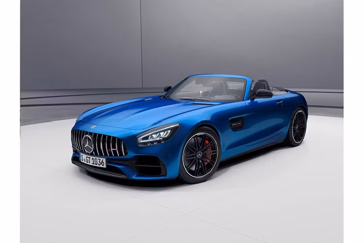 Các trang bị khác gồm có bộ pin khởi động lithium-ion, chế độ đua “Race”, tùy chọn đánh lái trục sau chủ động với gói AMG Dynamic Plus Package.