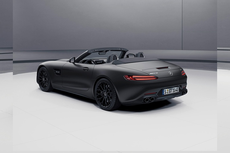 Tại thị trường châu Âu, giá xe Mercedes-AMG GT Coupe và Roadster 2021 sẽ có mặt tại đại lý trong tháng 11 với giá khởi điểm lần lượt là 139.642 USD và 153.267 USD.