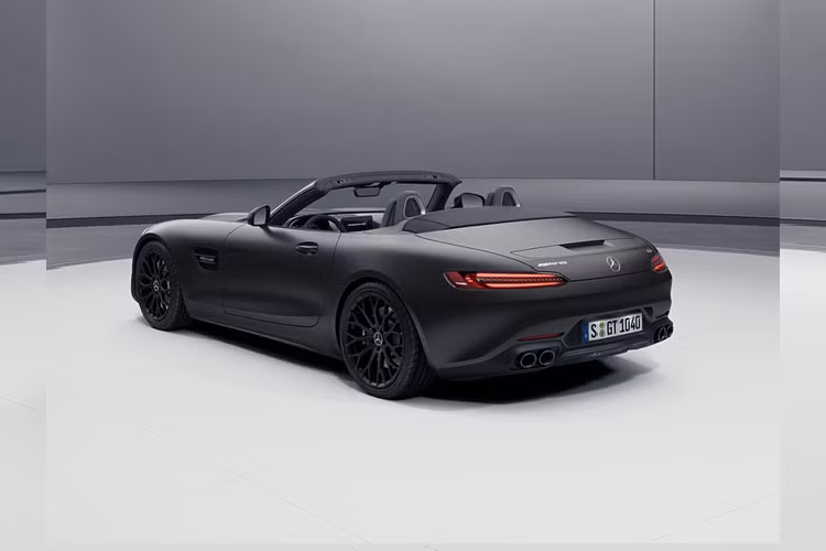 Tại thị trường châu Âu, giá xe Mercedes-AMG GT Coupe và Roadster 2021 sẽ có mặt tại đại lý trong tháng 11 với giá khởi điểm lần lượt là 139.642 USD và 153.267 USD.