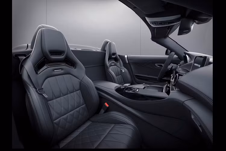Với nâng cấp về động cơ, Mercedes-AMG GT 2021 sẽ cải thiện được khả năng tăng tốc 0-100 km/h trong 3,9 giây của dòng GT hiện tại.
