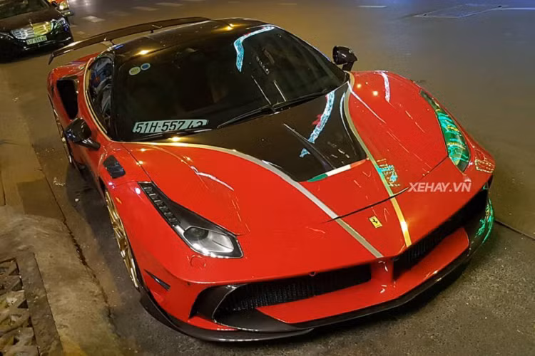  Siêu xe Ferrari 488 rất được ưa chuộng trên thế giới cũng như tại Việt Nam. Dù đã sở hữu một thiết kế “hút hồn” nhưng có lẽ, với vị chủ nhân cá tính thì như vậy là chưa đủ. Anh đã quyết định xuống tay “chi mạnh” để thiết kế riêng “bộ áo” mới cho chiếc xế cưng của mình.