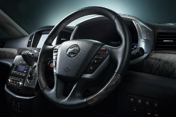 Không chỉ tích hợp nhiều nút bấm điều khiển, cụm tay lái này còn được bọc da đen, phối màu sang trọng cùng các đường chỉ nâu và chất liệu gỗ. Cuối cùng, sự sang trọng thể hiện trên hàng ghế thứ 2 với thiết kế như khoang thương gia của tàu bay và những tấm thảm trải sàn dày dặn.