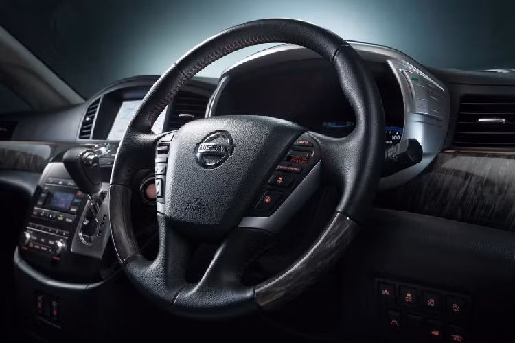 Không chỉ tích hợp nhiều nút bấm điều khiển, cụm tay lái này còn được bọc da đen, phối màu sang trọng cùng các đường chỉ nâu và chất liệu gỗ. Cuối cùng, sự sang trọng thể hiện trên hàng ghế thứ 2 với thiết kế như khoang thương gia của tàu bay và những tấm thảm trải sàn dày dặn.