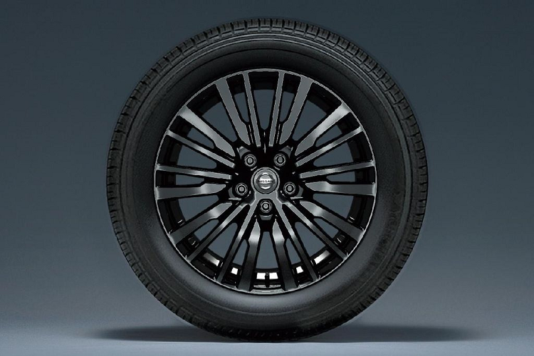 Đầu tiên, chiếc minivan cỡ lớn này xuất hiện với một ngoại thất đen tuyền đầy bí ẩn bao gồm màu sơn, các chi tiết đen bóng trên lưới tản nhiệt, viền đèn sương mù đen bóng và mâm xe bằng nhôm kích thước 18-inch cùng lớp sơn tối màu.