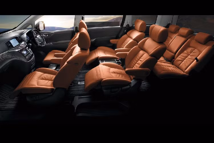 Tùy thuộc vào từng phiên bản, danh sách trang bị tiêu chuẩn của chiếc minivan nhà Nissan sẽ bao gồm hệ thống định vị Nissan Connect, Hệ thống Kiểm soát Tầm nhìn Xung quanh và hệ thống giải trí cho hàng ghế phía sau. Về tiện ích, xe được trang bị hệ thống cửa sổ tự động ở phía người lái và cốp mở điện.