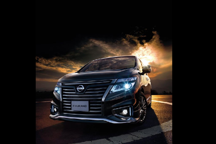 Với tên gọi ‘Highway Star Jet Black Urban Chrome’, phiên bản đặc biệt này sẽ xuất hiện cùng với chiếc xe minivan Nissan Elgrand từ 29/1/2020, đánh dấu lần thứ 2 xuất hiện của biến thể này tại thị trường nội địa. Trước đó, Elgrand Highway Star Jet Black Urban Chrome cũng đã từng xuất hiện vào hồi Tháng 2/2018.