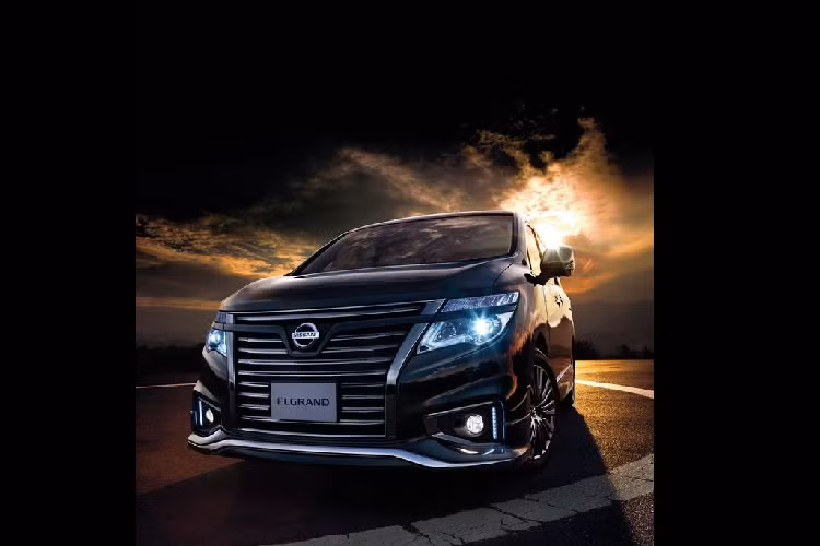 Với tên gọi ‘Highway Star Jet Black Urban Chrome’, phiên bản đặc biệt này sẽ xuất hiện cùng với chiếc xe minivan Nissan Elgrand từ 29/1/2020, đánh dấu lần thứ 2 xuất hiện của biến thể này tại thị trường nội địa. Trước đó, Elgrand Highway Star Jet Black Urban Chrome cũng đã từng xuất hiện vào hồi Tháng 2/2018.