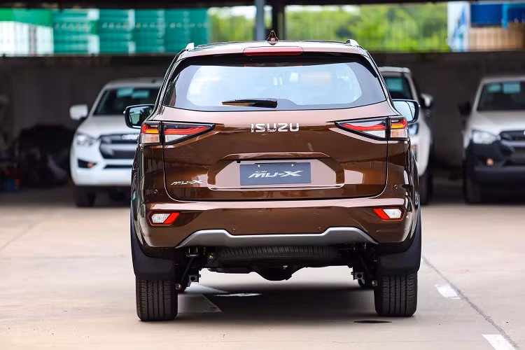 Nhờ đổi khung gầm mới dùng chung với D-Max 2021 cho phép Isuzu Mu-X 2021 có kích thước lớn hơn so với thế hệ cũ. Chiều dài cơ sở tăng thêm 10mm, đạt 2.855 mm và kích thước (DxRxC) lần lượt: 4.850 x 1.870 x 1.875 mm. Mặc dù đã bước sang thế hệ mới, những Isuzu không thay đổi động cơ trên cả hai dòng D-Max và Mu-X. Có thể lý giải, các dòng động cơ này vẫn đáp ứng yêu cầu về khí thải, có độ bền bỉ cao và đặc biệt là tiết kiệm nhiên liệu, nhất là dòng máy dầu 1.9L.