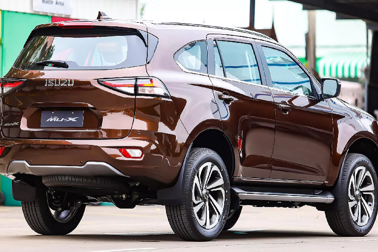 So với thế hệ cũ, giá xe Isuzu Mu-X 2021 không đổi. Xe được thiết kế sang trọng hơn với đèn pha Bi-LED, mâm 20 inch đa chấu. Thiết kế “lột xác” của Mu-X thế hệ mới khiến dòng xe này trở nên phù hợp để phục vụ cho gia đình, không còn đơn điệu thiếu cảm xúc như thế hệ cũ.