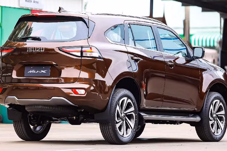 So với thế hệ cũ, giá xe Isuzu Mu-X 2021 không đổi. Xe được thiết kế sang trọng hơn với đèn pha Bi-LED, mâm 20 inch đa chấu. Thiết kế “lột xác” của Mu-X thế hệ mới khiến dòng xe này trở nên phù hợp để phục vụ cho gia đình, không còn đơn điệu thiếu cảm xúc như thế hệ cũ.