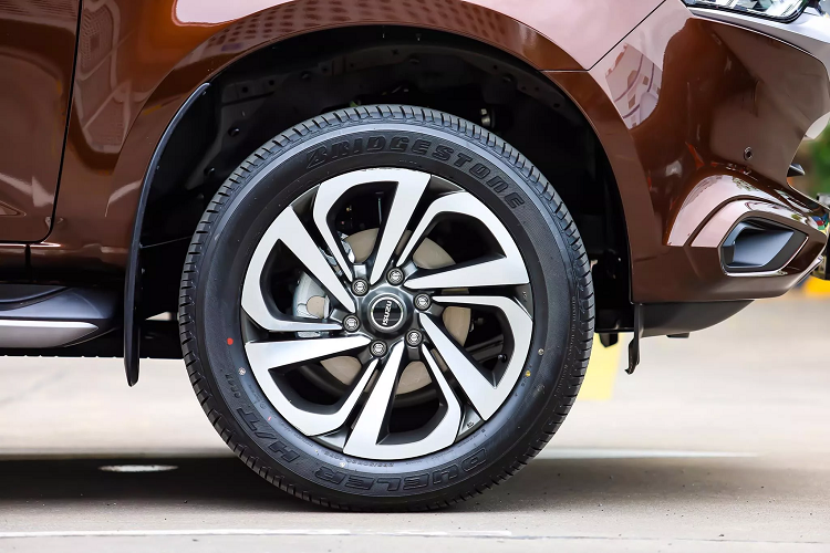 Phiên bản Mu-X 1.9 Ultimate này sử dụng động cơ dầu 4cyl thẳng hàng, dung tích 1.9 lít (1.898 cc), mã RZ4E-TC, 16 van, cam đôi, phun nhiên liệu trực tiếp, tăng áp turbo VGS + giải nhiệt khí nạp (Intercooler), cho công suất tối đa 150 mã lực tại 3.600 vòng/phút, mô-men xoắn cực đại 350Nm ở tốc độ 1.800 - 2.600 vòng/phút. Sức mạnh được truyền xuống cầu sau thông qua hộp số tự động 6 cấp.